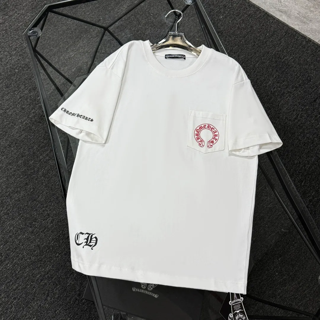 P170 Chrome Hearts 25 high-end versions. The fabric is made of 300 grams of high-density pure cotton. It does not deform or shrink. It has three labels. It is the same style for men and women. Technology: suede foaming + digital printing. Color: white, black. SIZE: S-XL.